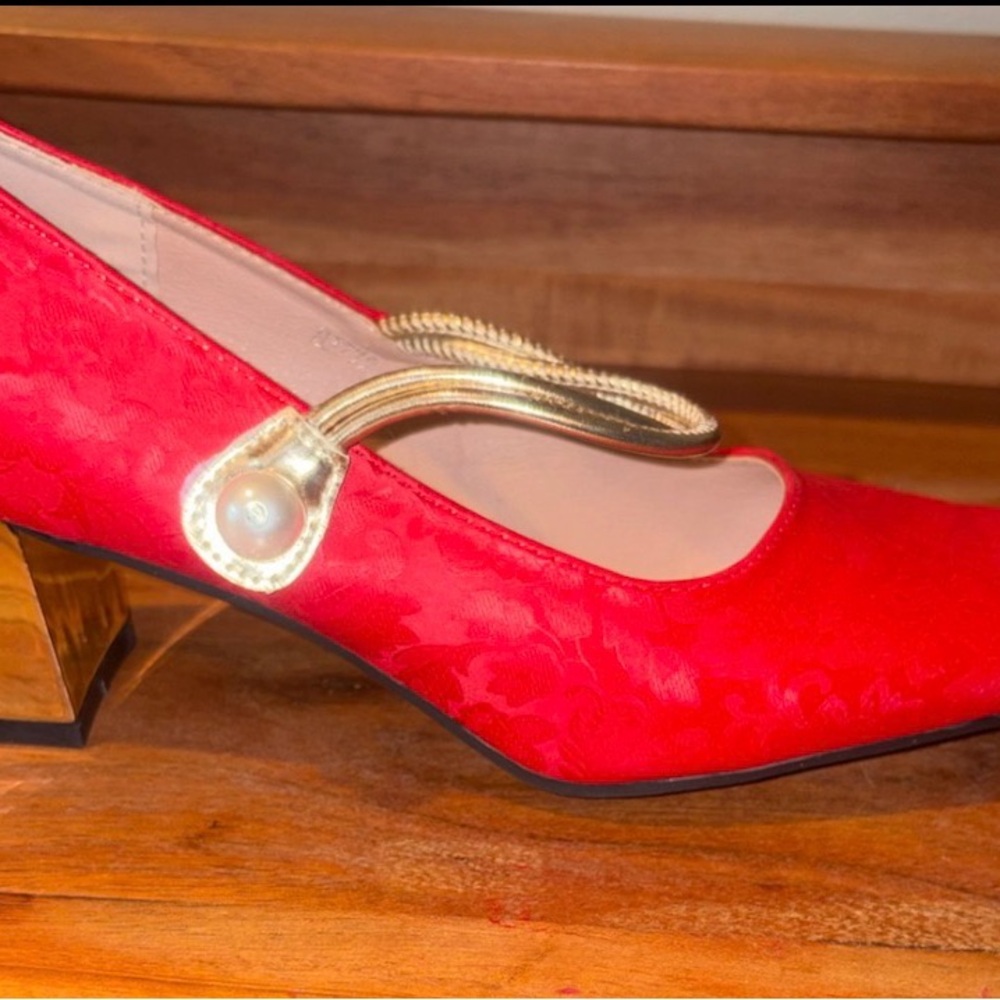 Elegant Red Mary Jane Heels with Gold Cap Toe - Picture 3 of 4